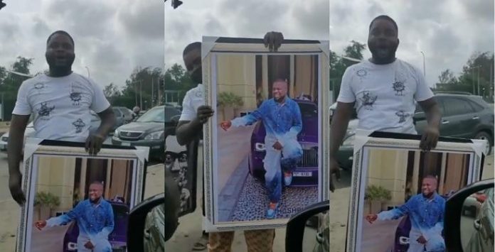 Man spotted selling Hushpuppi’s portrait in traffic for N30,000